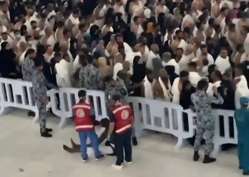 فيديو انقاذ معتمر من الموت المحقق في صحن المطاف