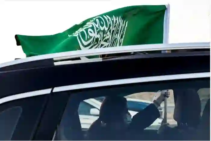 الداخلية تحدد الفئات التي يحظر عليها حمل العلم السعودي في احتفالات اليوم الوطني 94 وتحدد عقوبات المخالفين 