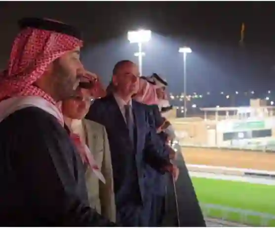 الشيء الذي لم ينتبه له الكثيرون في صورة الوليد بن طلال مع سمو ولي العهد في الرياض أمس 