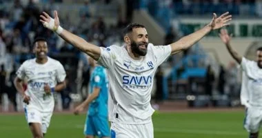 من كواليس الكلاسيكو بين الهلال والاتحاد.. مشكلة بنزيما في غرفة الملابس قبل وبعد المواجهة تفجر غضب كبار نجوم الزعيم 