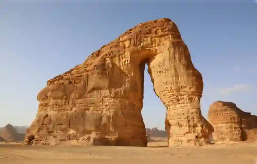 هذا المكان في مدينة العلا السعودية هو السبب الأول لزيادة السياح من جميع أنحاء العالم بسبب الصخرة المعجزة  