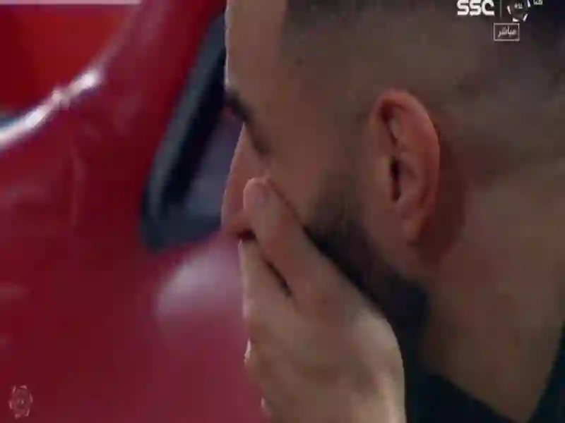 فيديو يتصدر المشاهدات لكريم بنزيما اثناء تلقي الاتحاد الهدف الثالث من الرائد 
