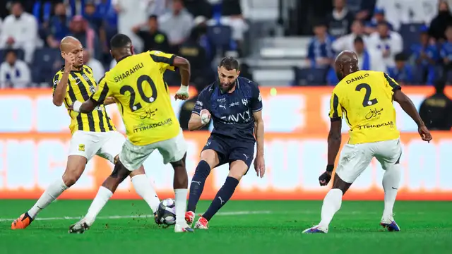 عاجل .. بنزيما يفجر سخط إدارة ولاعبي ومدرب الاتحاد بحركة معلم من وسط ملعب الهلال 