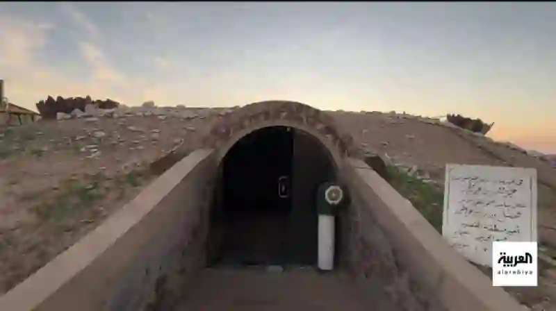 فيديو مسجد على شكل كهف في السعودية يضيء في الليل بدون كهرباء 