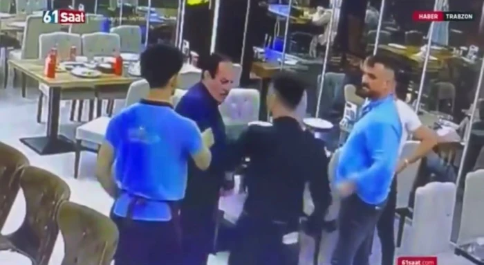 فيديو سائح سعودي بطل يلقن عمال مطعم تركي درس قاسي بعد أن حاولو إهانته وطرده من المطعم بسبب الثوب والشماغ