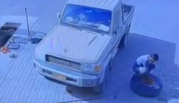 فيديو مرعب لانفجار كفر سيارة في وجه عامل في محل بنشر جعله يطير في الهواء عدة مترات والكشف عن مصيره 