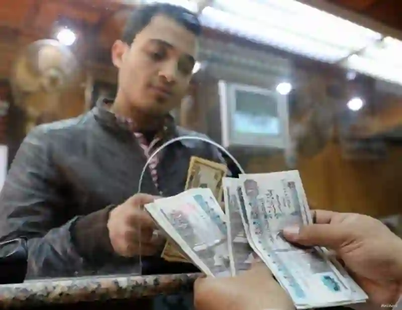 عاجل: الجنيه المصري يسجل رقم تاريخي مقابل الدولار ويتجاوز السبعين جنيه لكل دولار 