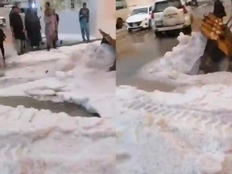 فيديو لأول مرة في السعودية استخدام المعدات الثقيلة لازاحة الثلوج التي أغلقت طرقات بريدة 